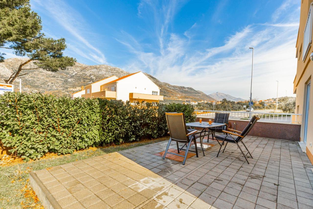 Spacious 2-Bedroom Apartment With Terrace And Parking ซัฟทัท ภายนอก รูปภาพ