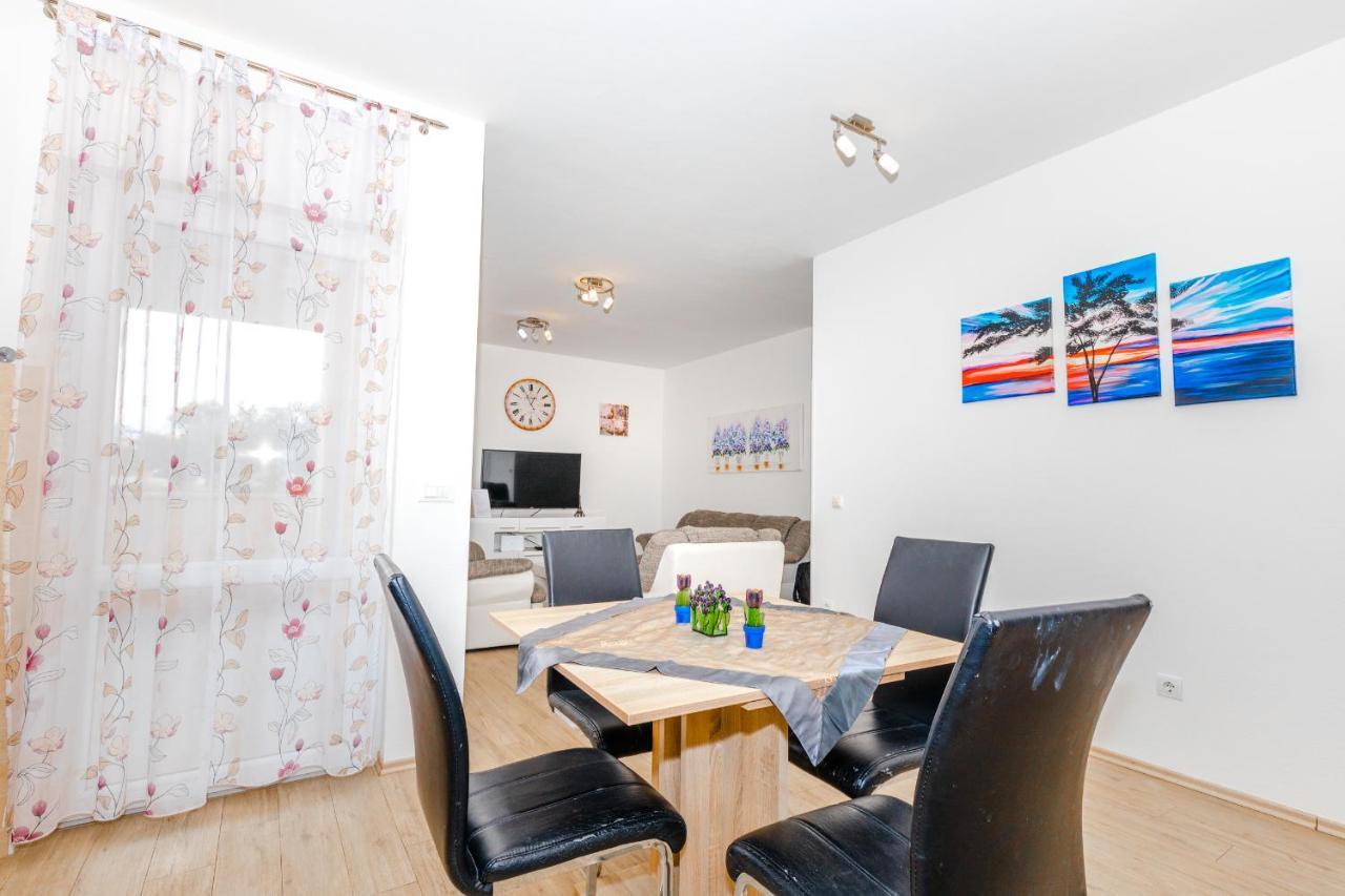 Spacious 2-Bedroom Apartment With Terrace And Parking ซัฟทัท ภายนอก รูปภาพ