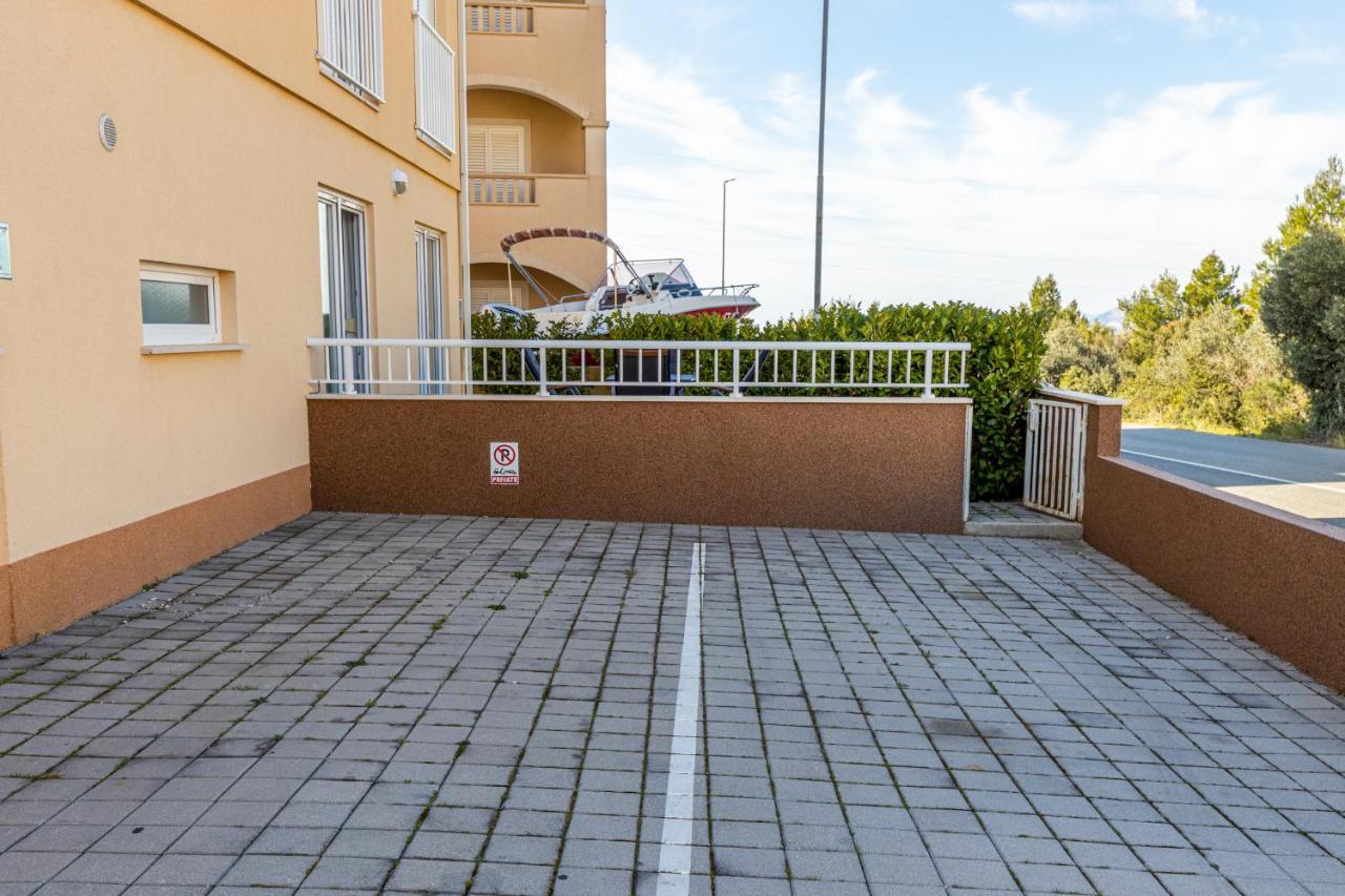 Spacious 2-Bedroom Apartment With Terrace And Parking ซัฟทัท ภายนอก รูปภาพ