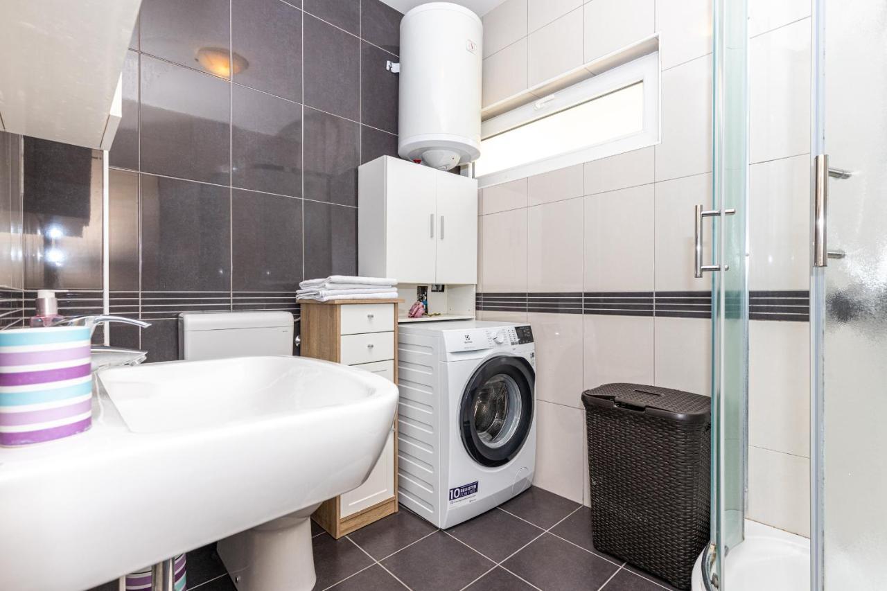 Spacious 2-Bedroom Apartment With Terrace And Parking ซัฟทัท ภายนอก รูปภาพ