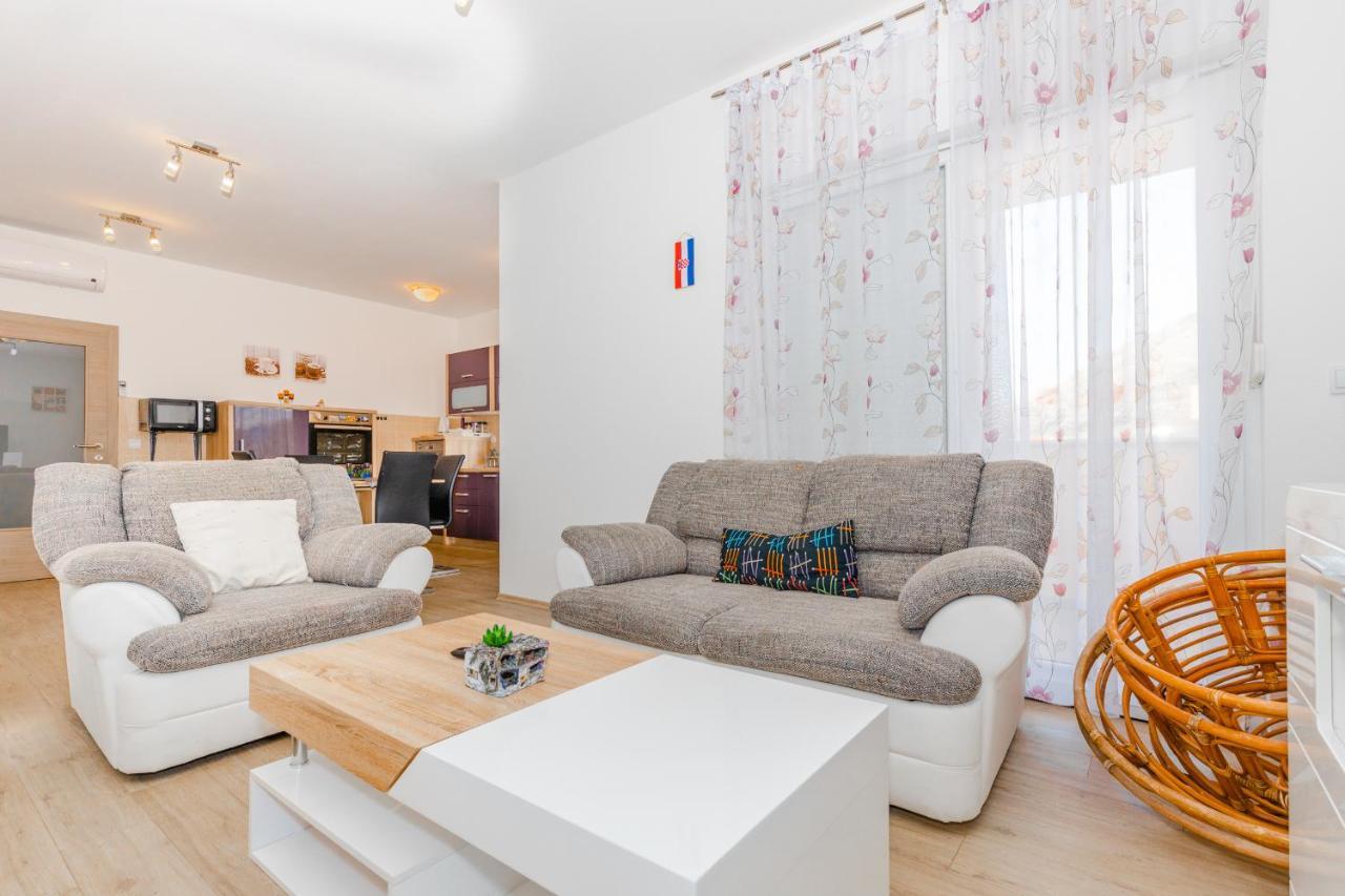 Spacious 2-Bedroom Apartment With Terrace And Parking ซัฟทัท ภายนอก รูปภาพ
