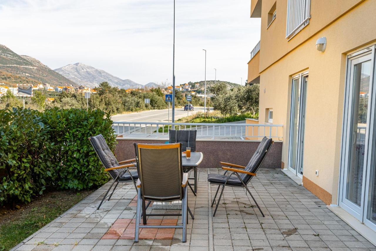 Spacious 2-Bedroom Apartment With Terrace And Parking ซัฟทัท ภายนอก รูปภาพ
