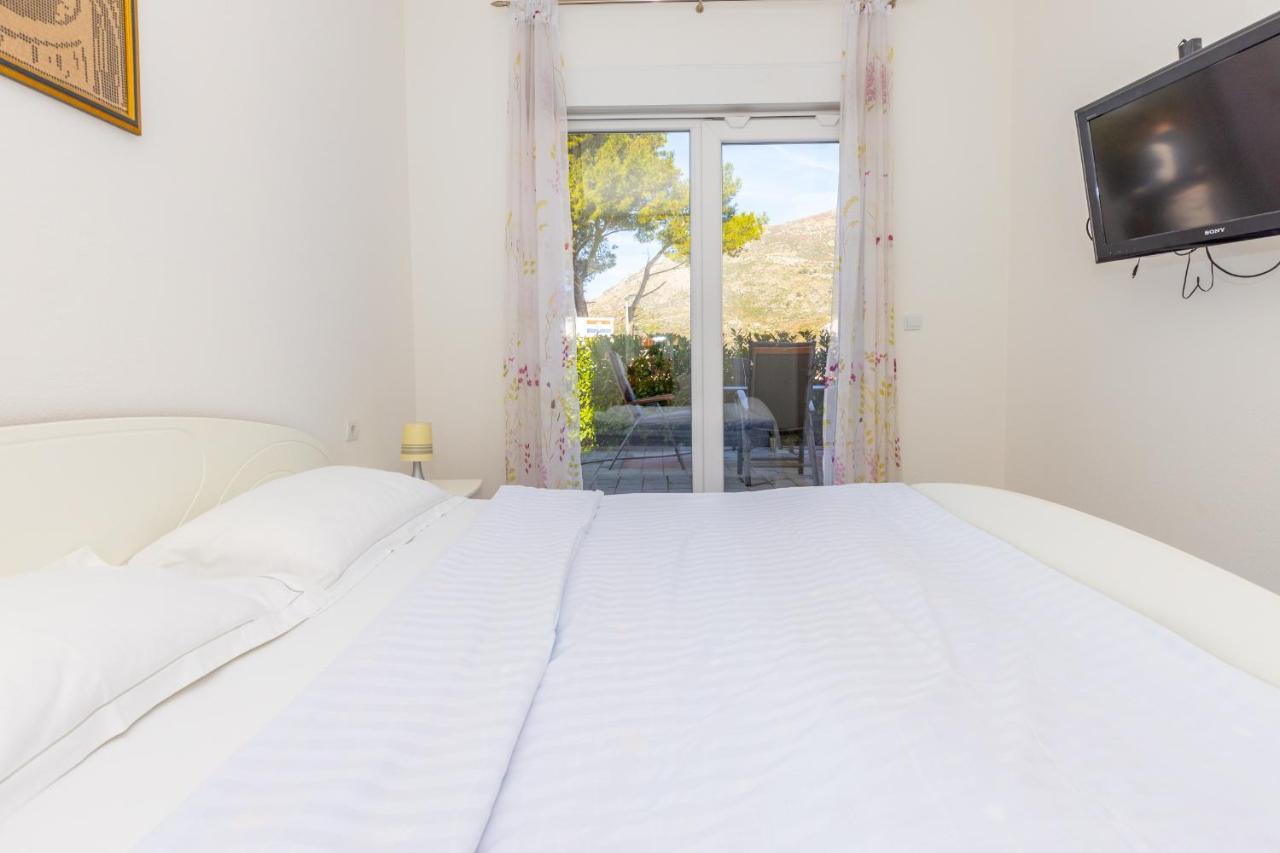Spacious 2-Bedroom Apartment With Terrace And Parking ซัฟทัท ภายนอก รูปภาพ
