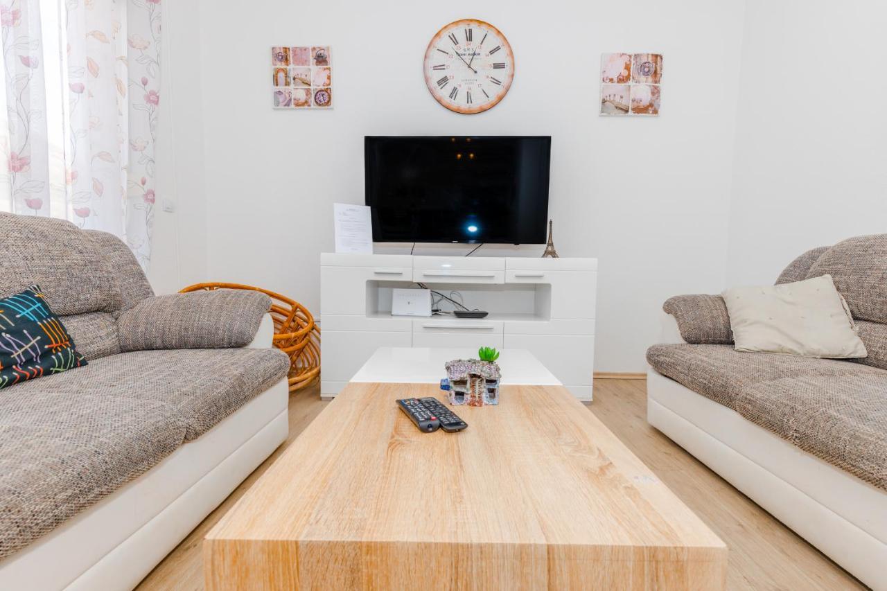 Spacious 2-Bedroom Apartment With Terrace And Parking ซัฟทัท ภายนอก รูปภาพ