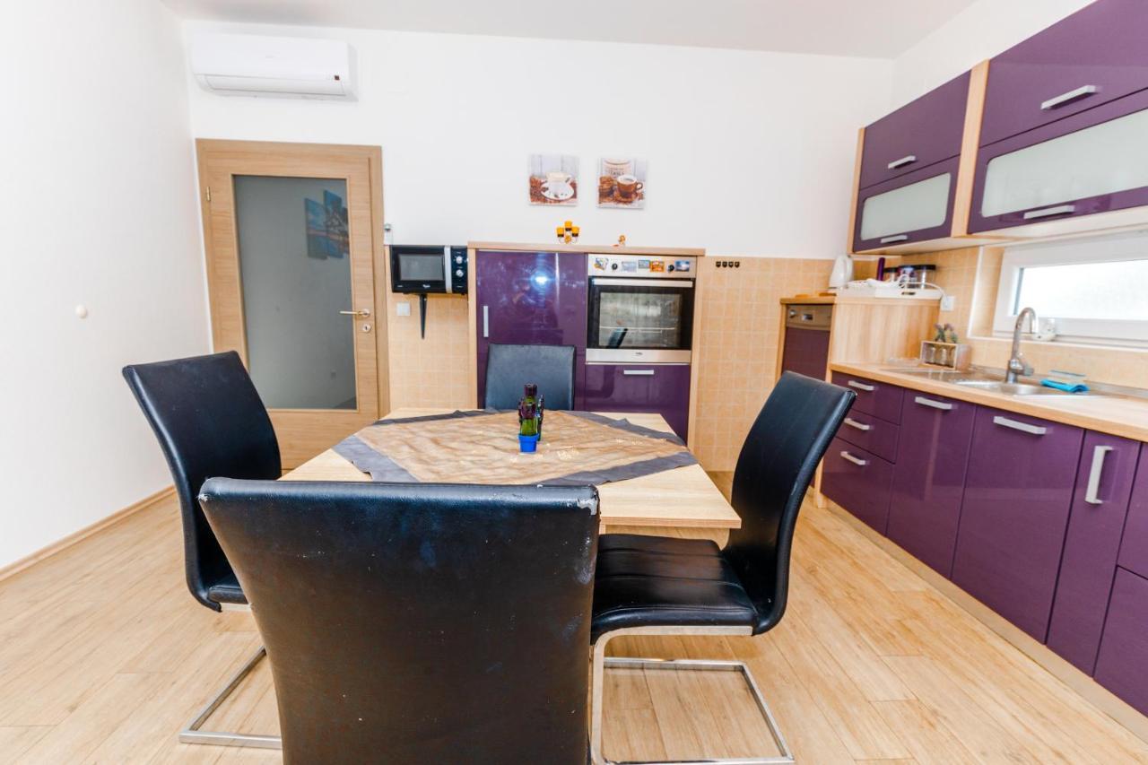 Spacious 2-Bedroom Apartment With Terrace And Parking ซัฟทัท ภายนอก รูปภาพ