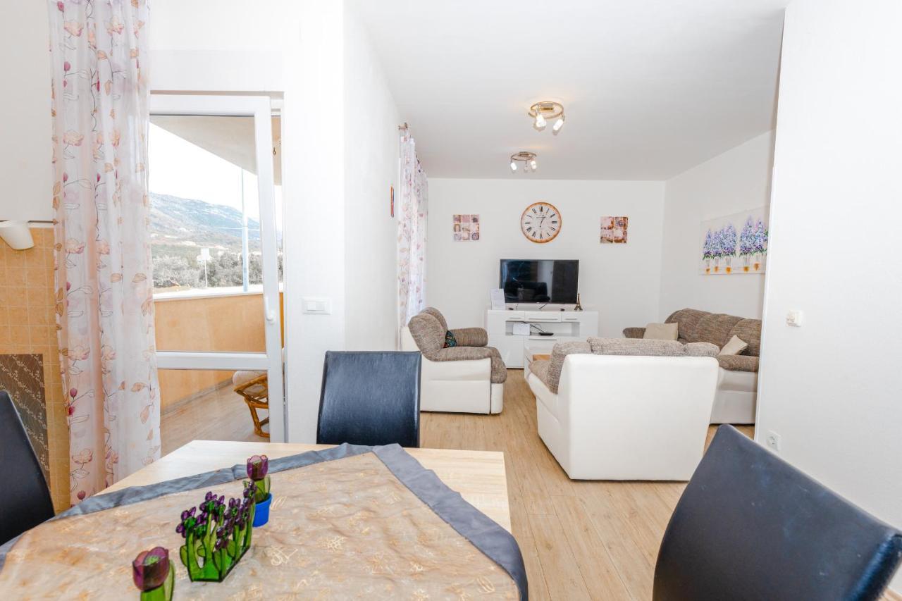 Spacious 2-Bedroom Apartment With Terrace And Parking ซัฟทัท ภายนอก รูปภาพ