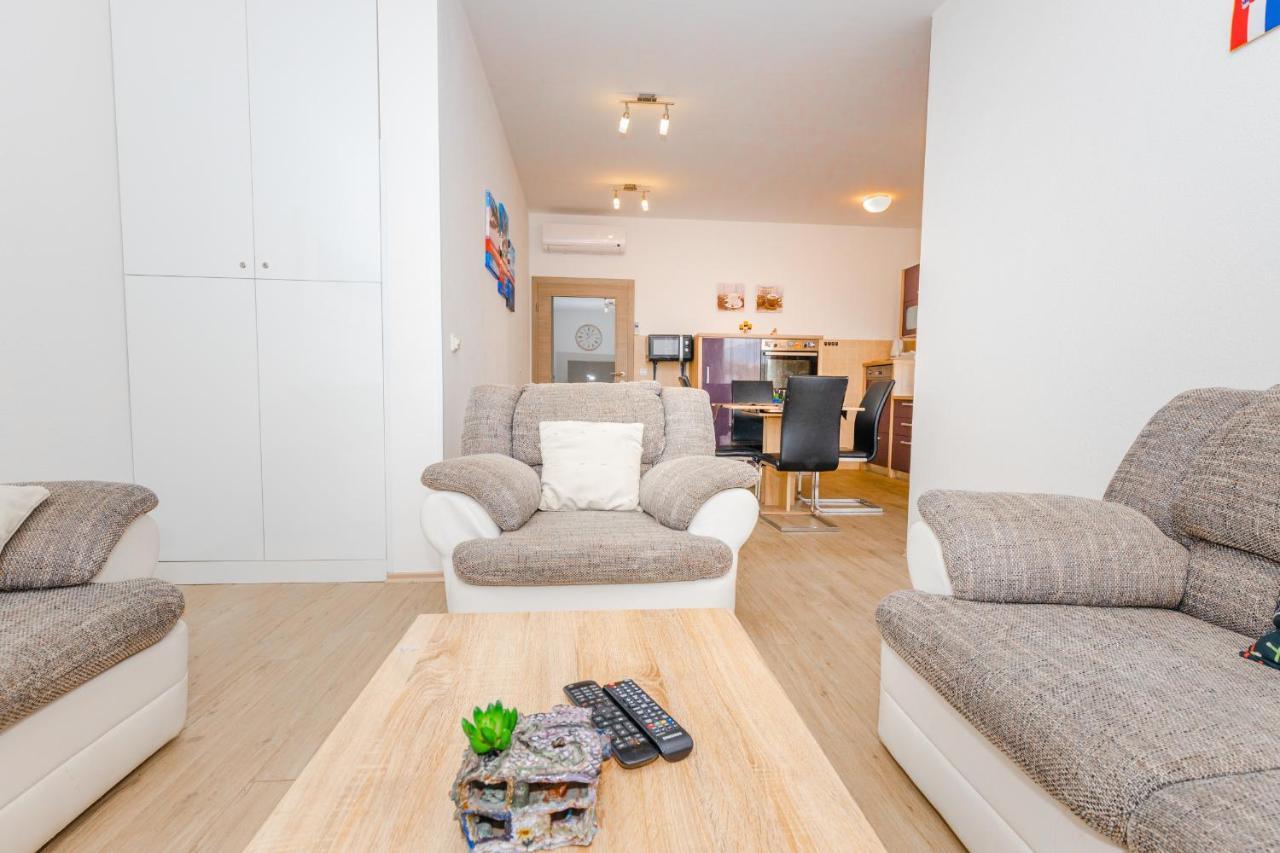 Spacious 2-Bedroom Apartment With Terrace And Parking ซัฟทัท ภายนอก รูปภาพ
